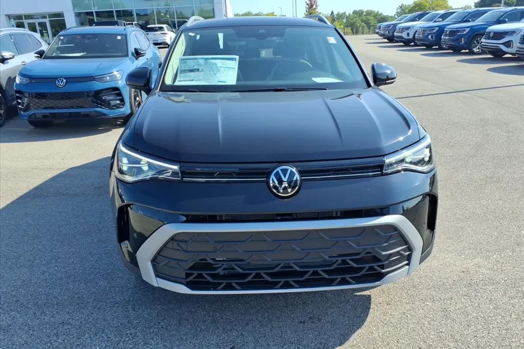 2025 Volkswagen Taos SE photo 1