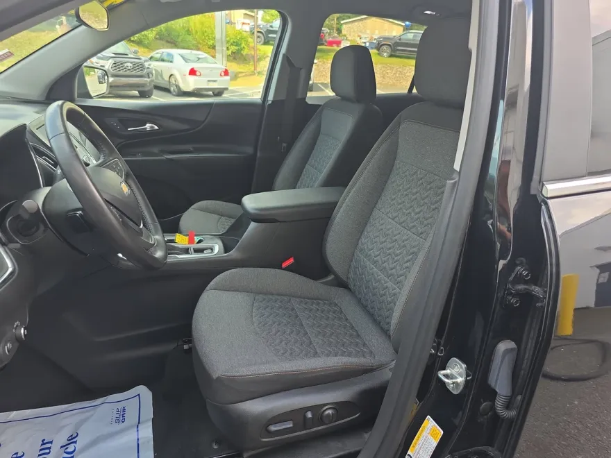 2022 Chevrolet Equinox LT photo 1