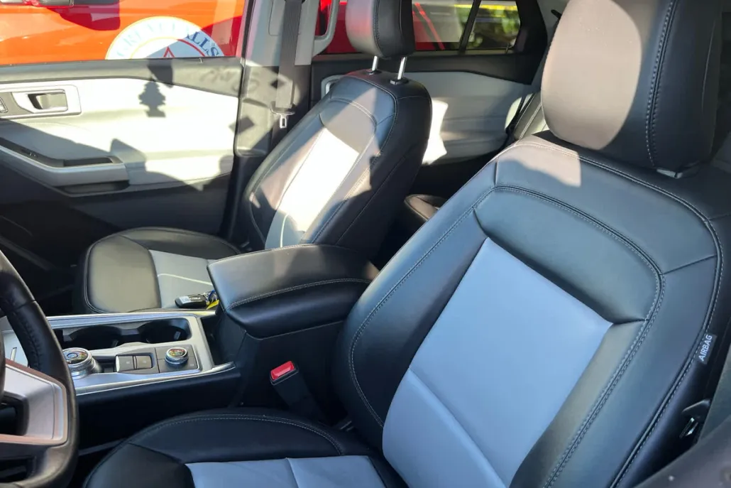 2023 Ford Explorer XLT photo 1