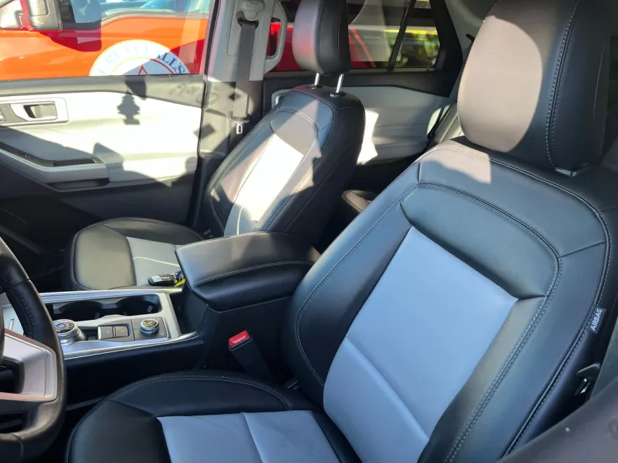 2023 Ford Explorer XLT photo 1