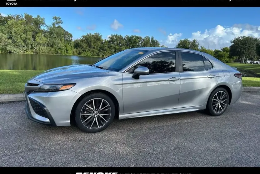 2021 Toyota Camry SE photo 1
