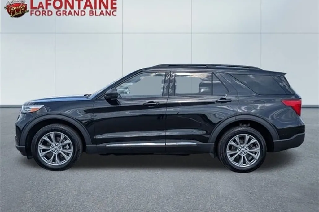 2023 Ford Explorer XLT photo 1