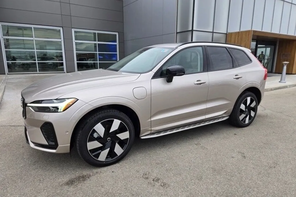 2025 Volvo XC60 T8 Plus photo 1