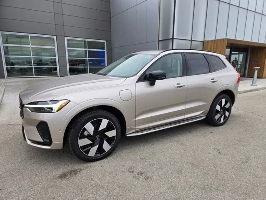 2025 Volvo XC60 T8 Plus photo 1