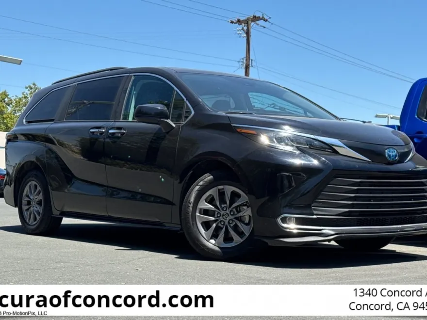 2023 Toyota Sienna XLE photo 1