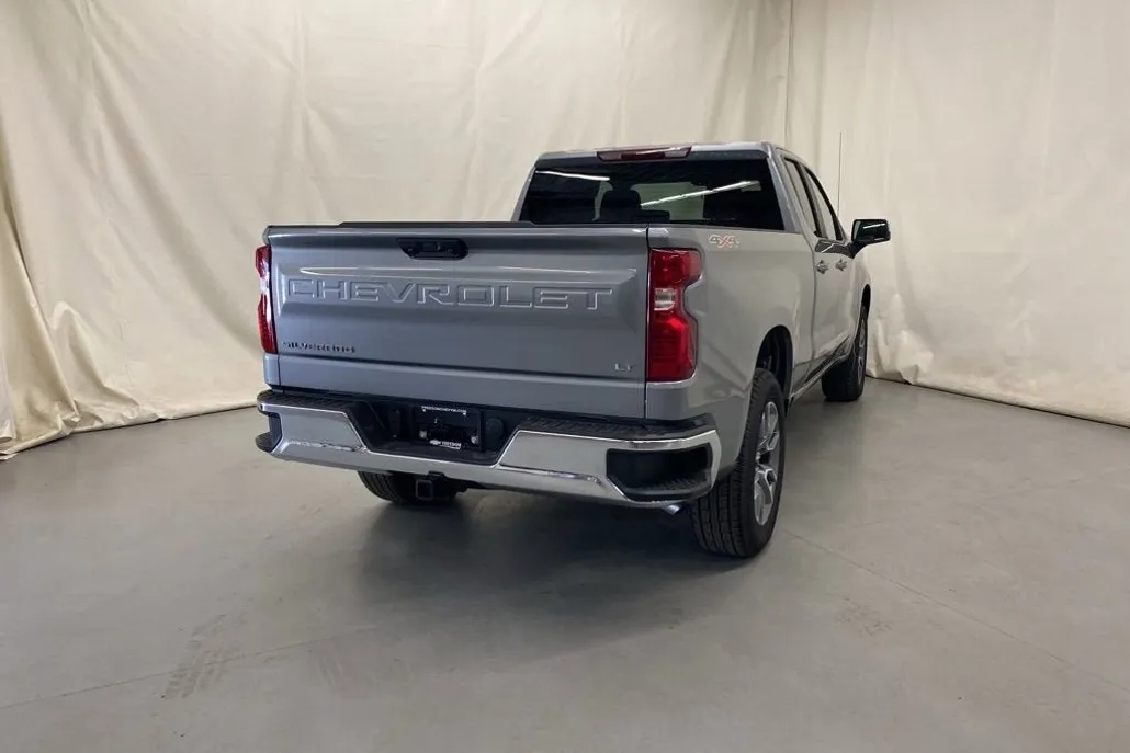 2026 Chevrolet Silverado 1500 LT photo 1