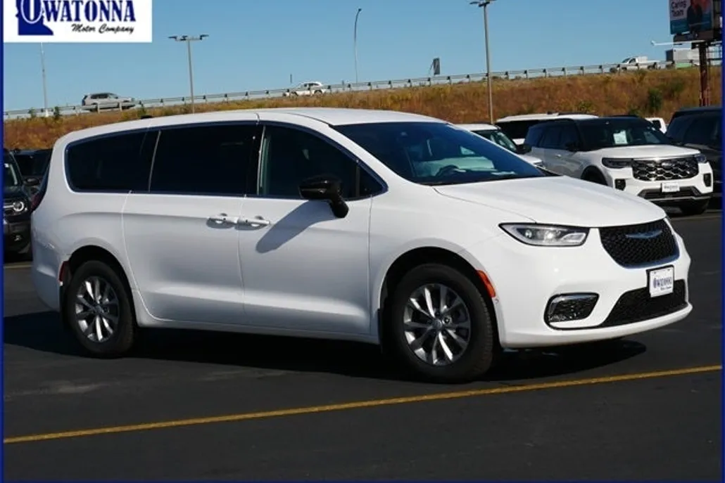 2026 Chrysler Pacifica photo 1