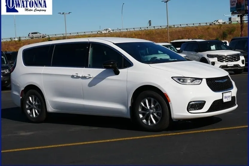 2026 Chrysler Pacifica photo 1