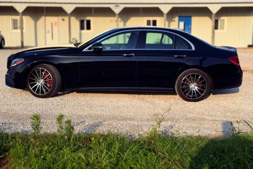 2017 Mercedes Benz E 300 4MATIC Sedan photo 1