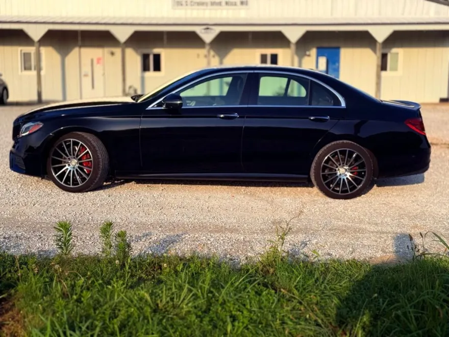 2017 Mercedes Benz E 300 4MATIC Sedan photo 1
