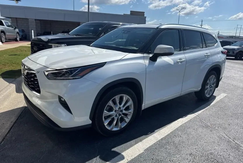 2021 Toyota Highlander Limited photo 1