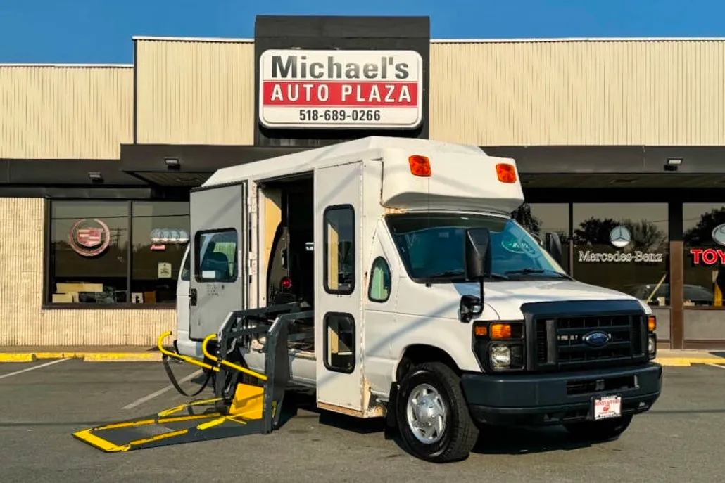 2011 Ford E-350 photo 1