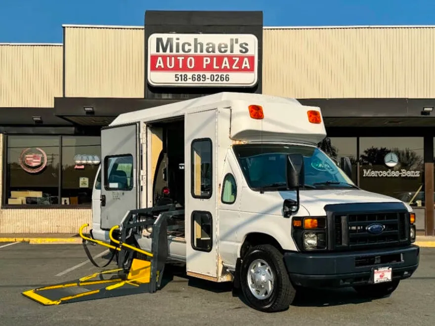 2011 Ford E-350 photo 1