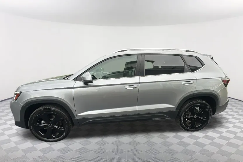 2025 Volkswagen Taos SEL photo 1