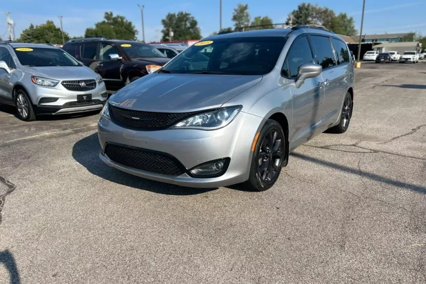 2018 Chrysler Pacifica Touring Plus photo 1