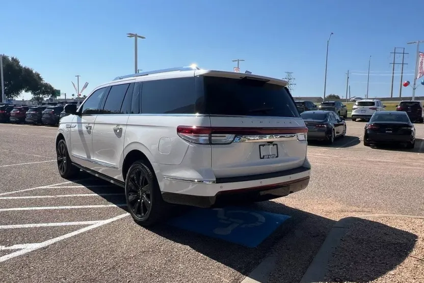 2023 Lincoln Navigator L Reserve photo 1