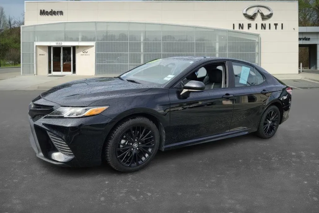 2020 Toyota Camry SE photo 1