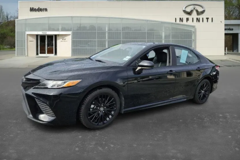 2020 Toyota Camry SE photo 1
