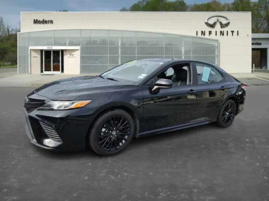 2020 Toyota Camry SE photo 1
