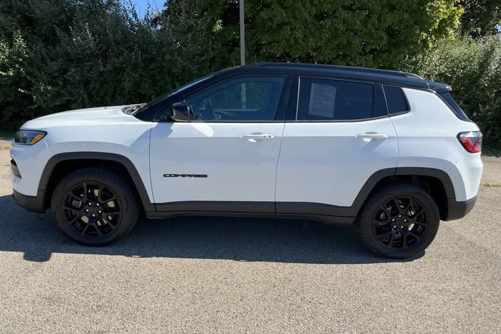 2023 Jeep Compass Altitude photo 1