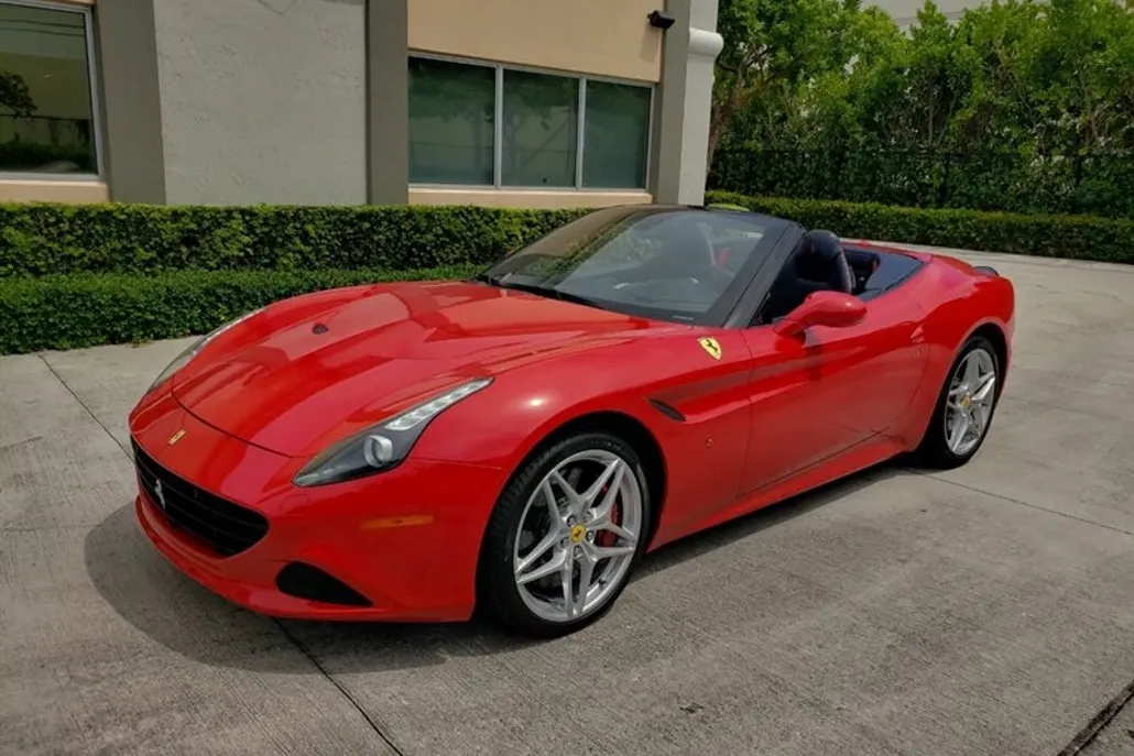 2016 Ferrari California T photo 1