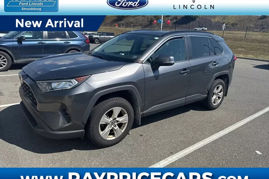 2021 Toyota RAV4 XLE photo 1