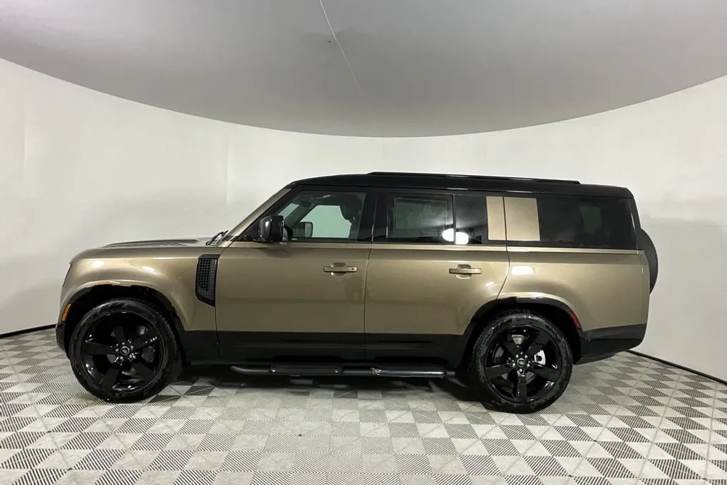 2025 Land Rover Defender 130 X-Dynamic SE photo 1