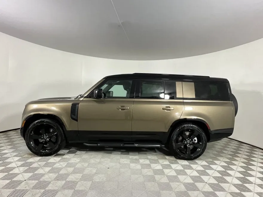 2025 Land Rover Defender 130 X-Dynamic SE photo 1