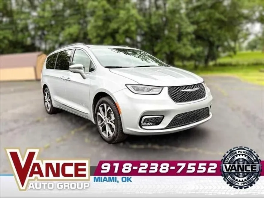 2024 Chrysler Pacifica Pinnacle photo 1