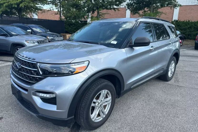 2021 Ford Explorer XLT photo 1
