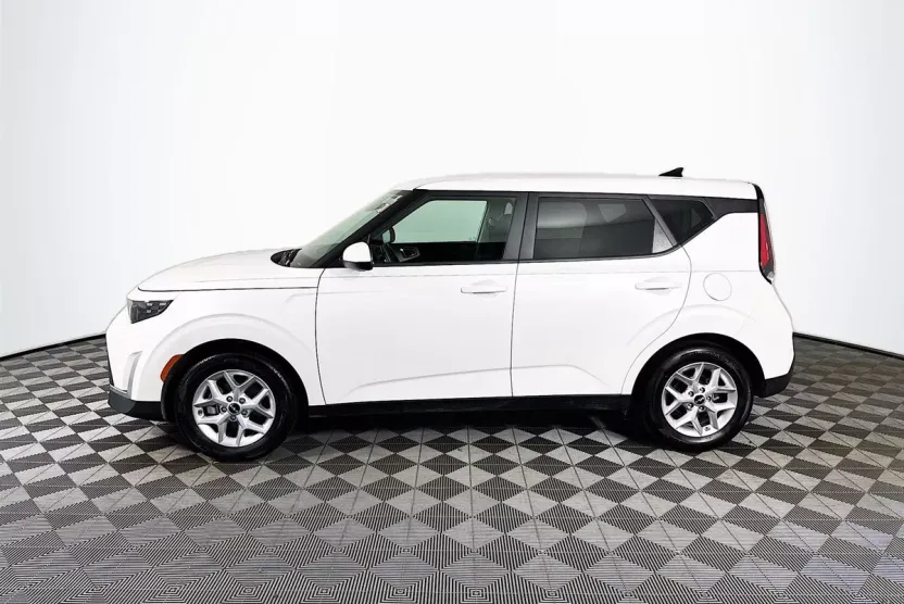 2023 Kia Soul LX photo 1