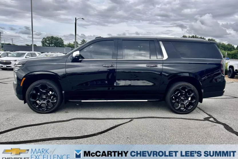 2025 Chevrolet Suburban Premier photo 1