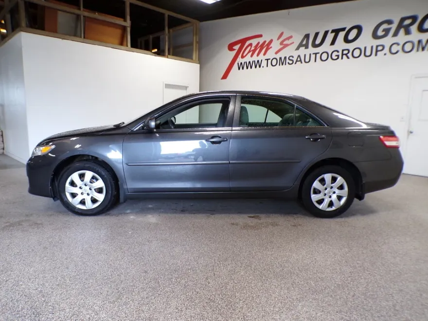 2010 Toyota Camry LE photo 1