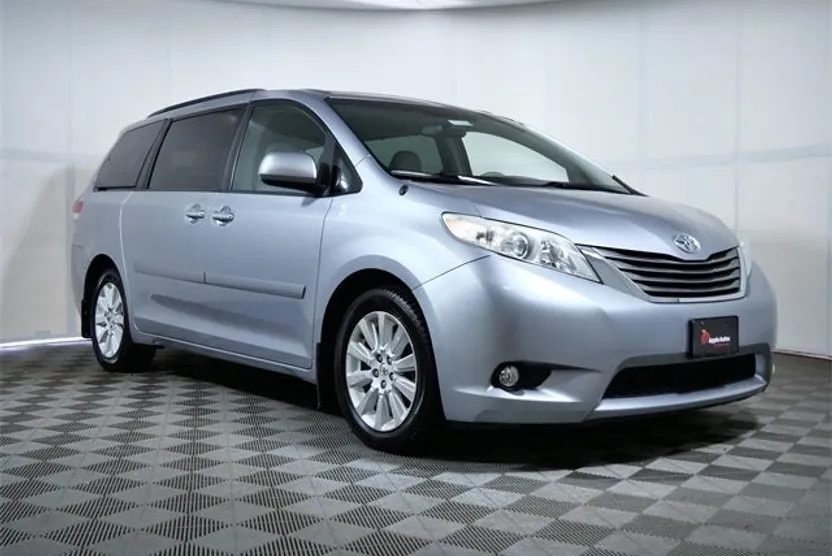 2013 Toyota Sienna XLE photo 1