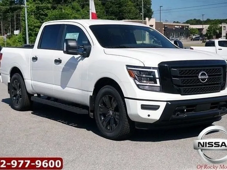 2023 Nissan Titan Crew Cab SV photo 1
