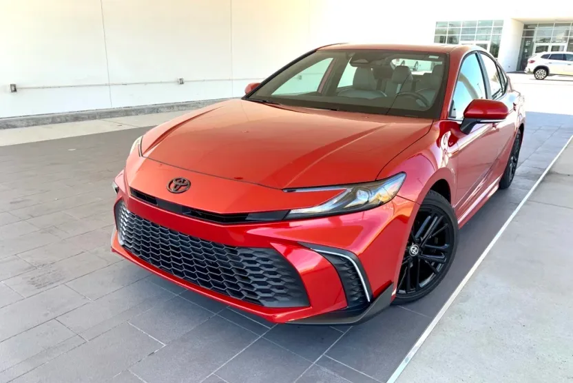 2025 Toyota Camry SE photo 1