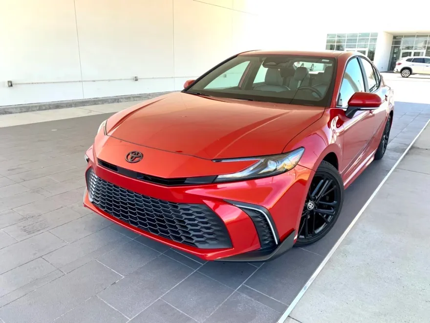 2025 Toyota Camry SE photo 1