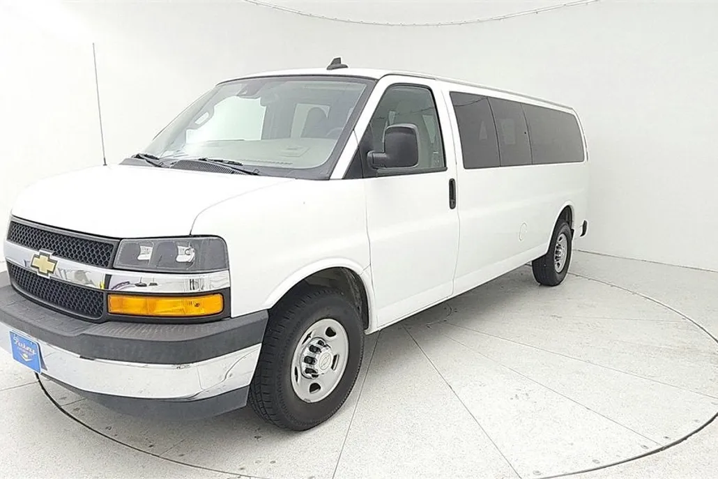 2019 Chevrolet Express Passenger 3500 LT photo 1