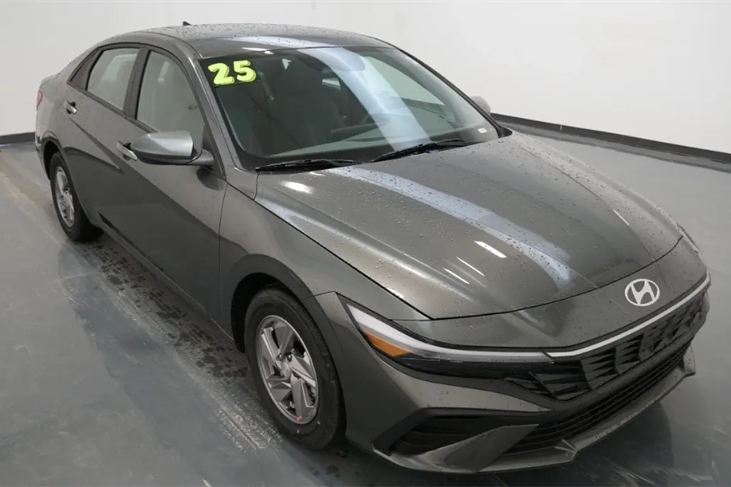 2025 Hyundai Elantra SE photo 1