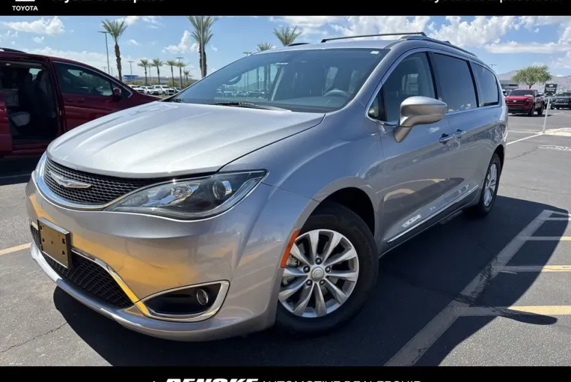 2019 Chrysler Pacifica Touring L photo 1