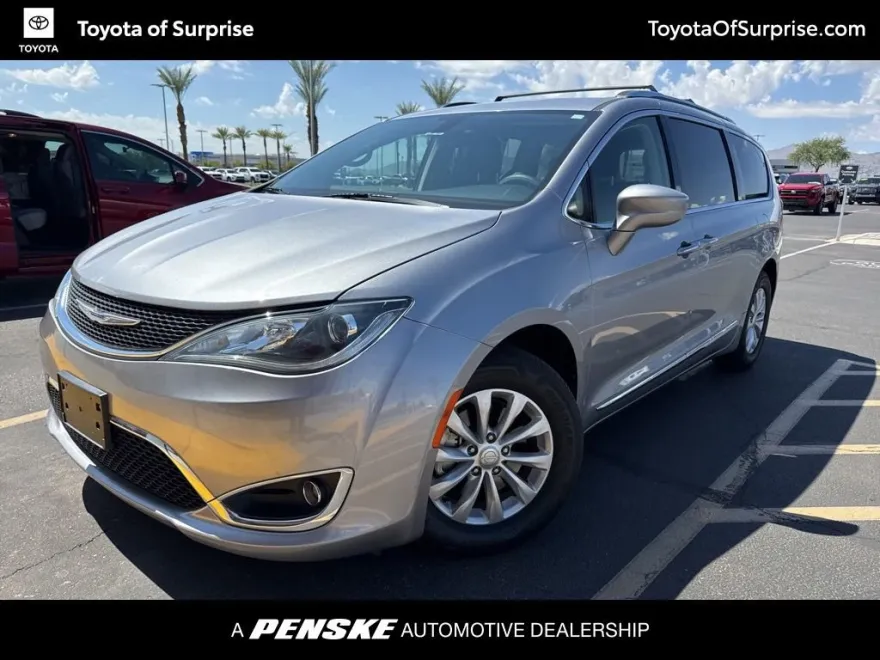 2019 Chrysler Pacifica Touring L photo 1
