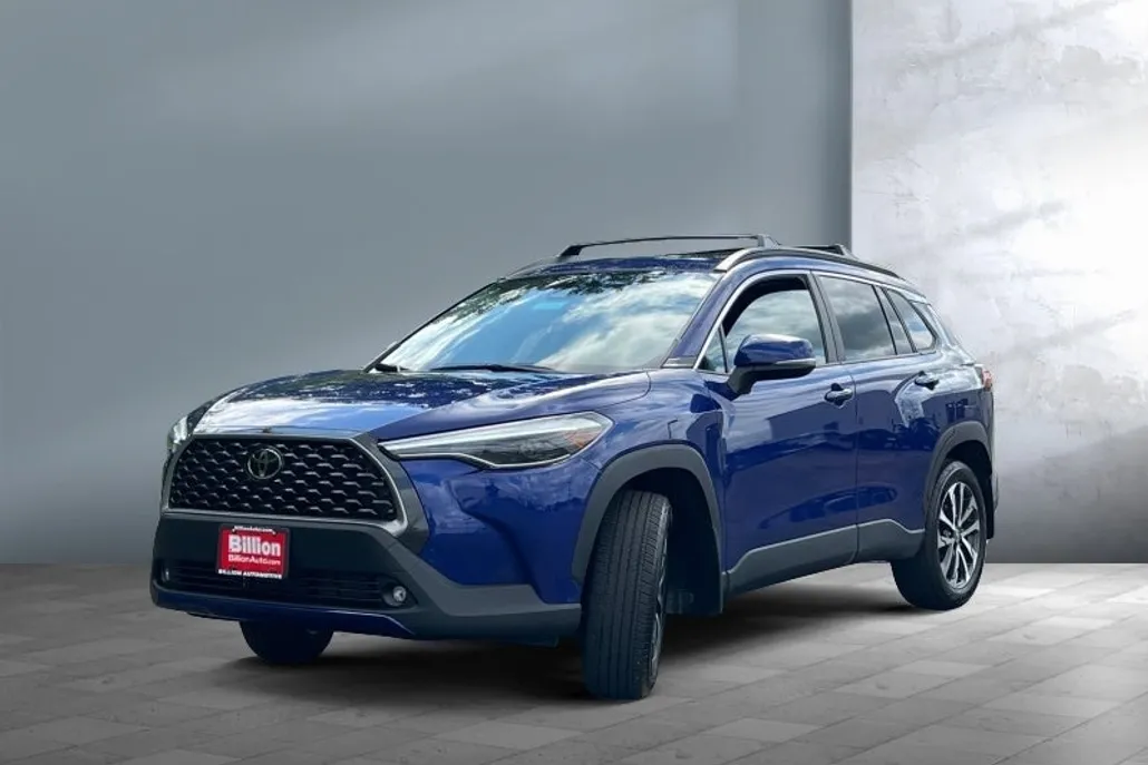 2023 Toyota Corolla Cross XLE photo 1