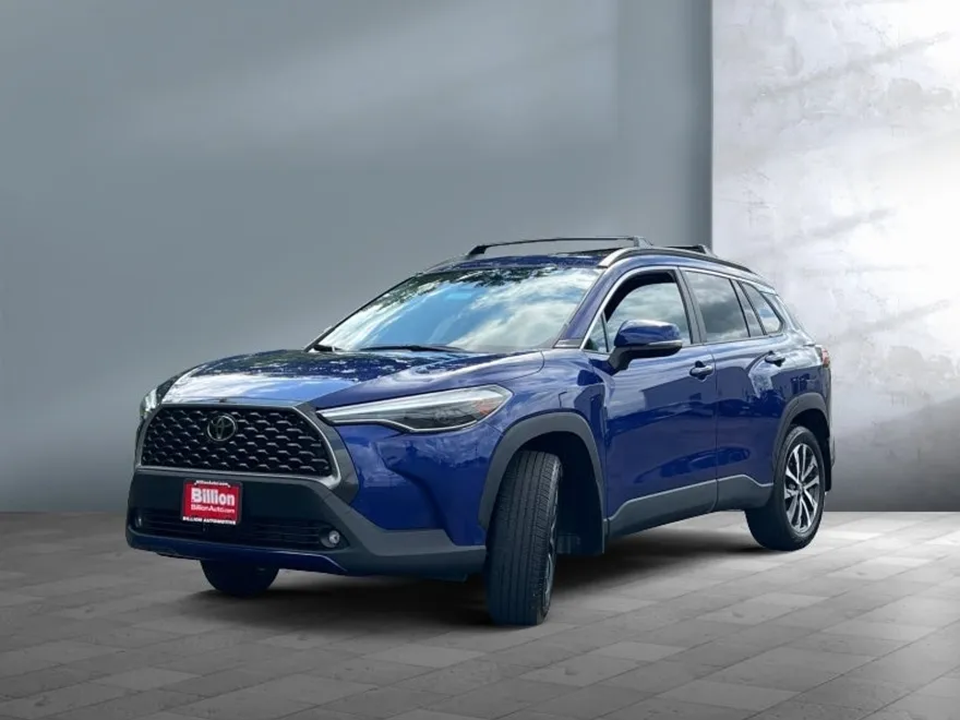 2023 Toyota Corolla Cross XLE photo 1