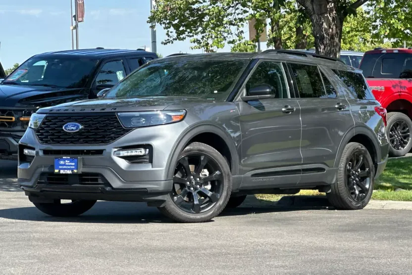 2024 Ford Explorer ST-Line photo 1
