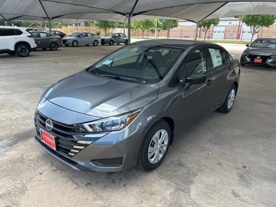 2025 Nissan Versa 1.6 S photo 1