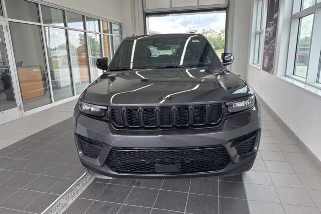 2025 Jeep Grand Cherokee Altitude photo 1