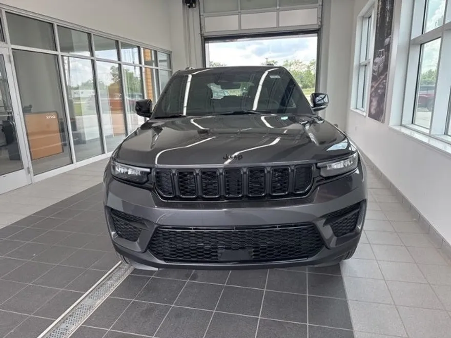 2025 Jeep Grand Cherokee Altitude photo 1