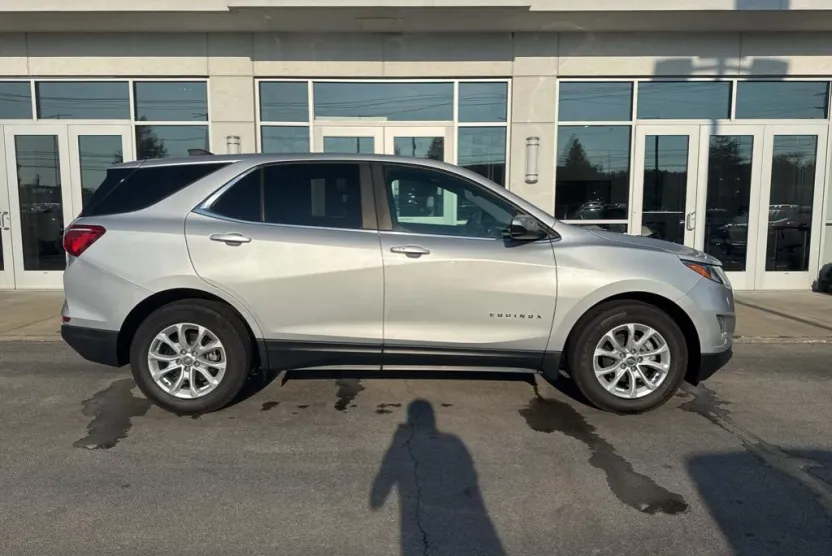 2021 Chevrolet Equinox LT photo 1