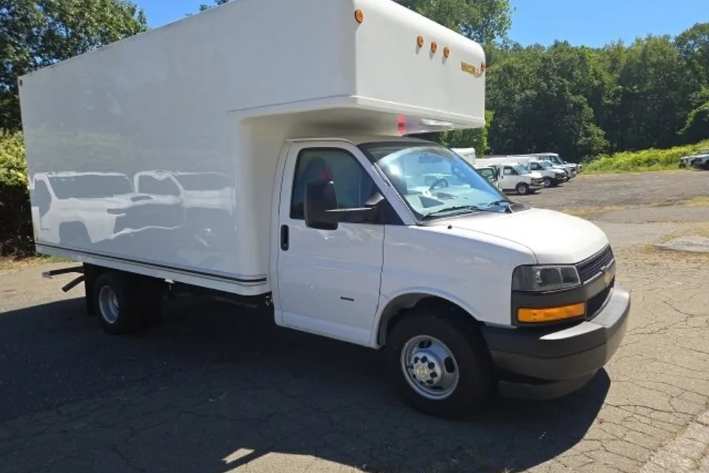 2025 Chevrolet Express Cutaway 3500 photo 1