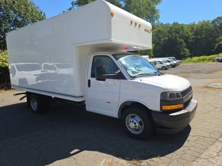 2025 Chevrolet Express Cutaway 3500 photo 1